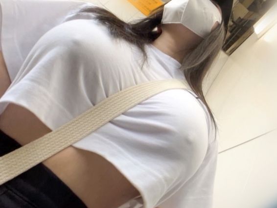 【爆乳保育士の秘密のコスプレプレイ】『子供には内緒だよ♡』Iカップの淫乱保育士が、ノーブラで下乳チラ見せしながらコスプレSEX！擦れてビンビンな乳首と爆乳を揺らしながら、鬼ハメされまくりで絶頂！！