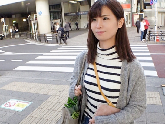 【欲求不満な人妻】『もう我慢できない…』パイパン奥様がナンパ師の誘いに乗っちゃった！他人棒で激しく突かれ、普段の清楚な姿からは想像できないほど乱れまくる！