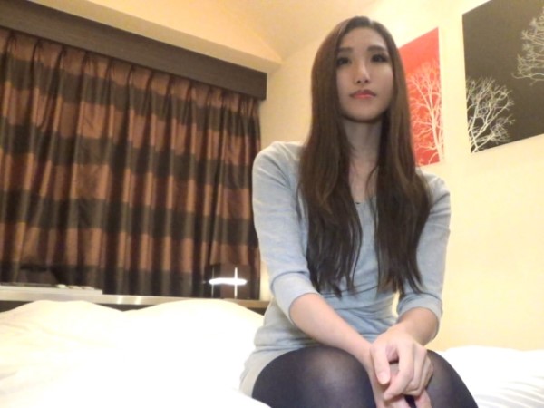 【エステティシャンの本気セックス】大人の色気ムンムンなお姉さんが、手マンで敏感なトコロを刺激され、連続アクメでイキまくり！ 潮吹きなんてお構いなしに、生ハメ性交で感じまくるエロすぎる姿は必見♡ 仕事中の真面目な顔から、ベッドの上では淫乱な顔に豹変！