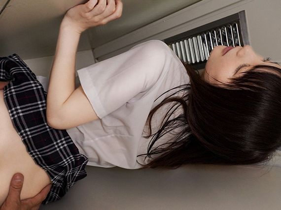 【制服美少女の密着エッチ】『誰かに聞こえちゃう…』教室のロッカーで超狭い空間に押し込まれ、声を押し殺しながらも感じまくるJK！密着度MAXのささやきセックスで制服美少女がトロトロに♡☆
