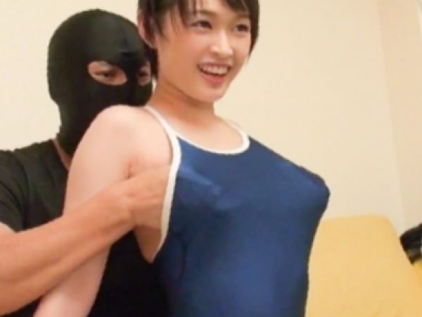 【ロリ顔美少女のスク水プレイ】『恥ずかしい…』水着からこぼれそうな美乳を揉まれ、童顔が赤らむ！スク水着衣のまま、エッチなプレイに夢中になる姿が超かわいい♡