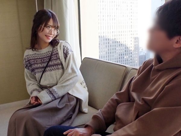 【メガネ受付嬢の裏の顔】『寂しいの…』激カワ受付嬢がナンパ男と禁断のパコり！細腰を掴んでバックで突かれまくり、メガネの奥の悶える表情がエロすぎる！本能のままに乱れる姿に興奮必至！♡