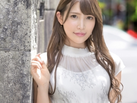 スレンダー美少女が素人男性と濃厚セックス♡エロいカラダを絡ませ感じ合う！ウブな素人チ○ポを貪るように味わい、スレンダーボディを激しく揺らしてイキまくる！