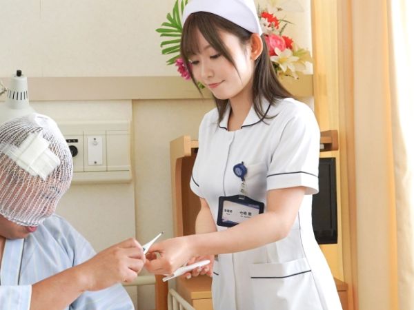 【欲求不満ナースの危険な誘惑】『おちんちん、お掃除しちゃうぞ♥』患者の体を拭いてる最中に勃起したチンポに発情した看護師が、フェラから生挿入！白衣の天使が病室で見せるエロすぎる本性！