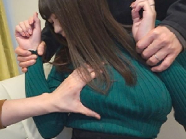 【禁断の寝取り劇】『ダメ…でも気持ちいい…』巨乳人妻が夫の友人に抱かれちゃう！「擦るだけ」の約束が嘘のように、嫌がりながらもアソコは濡れまくり！NTRの快感に堕ちる人妻の淫らな姿…♡